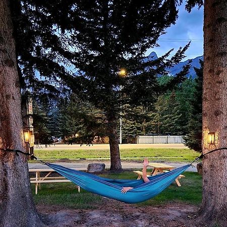 Rundle Mountain Lodge Canmore Exterior photo