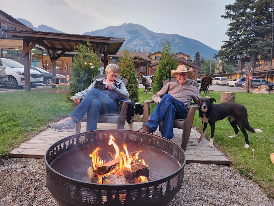 Rundle Mountain Lodge Canmore Exterior photo
